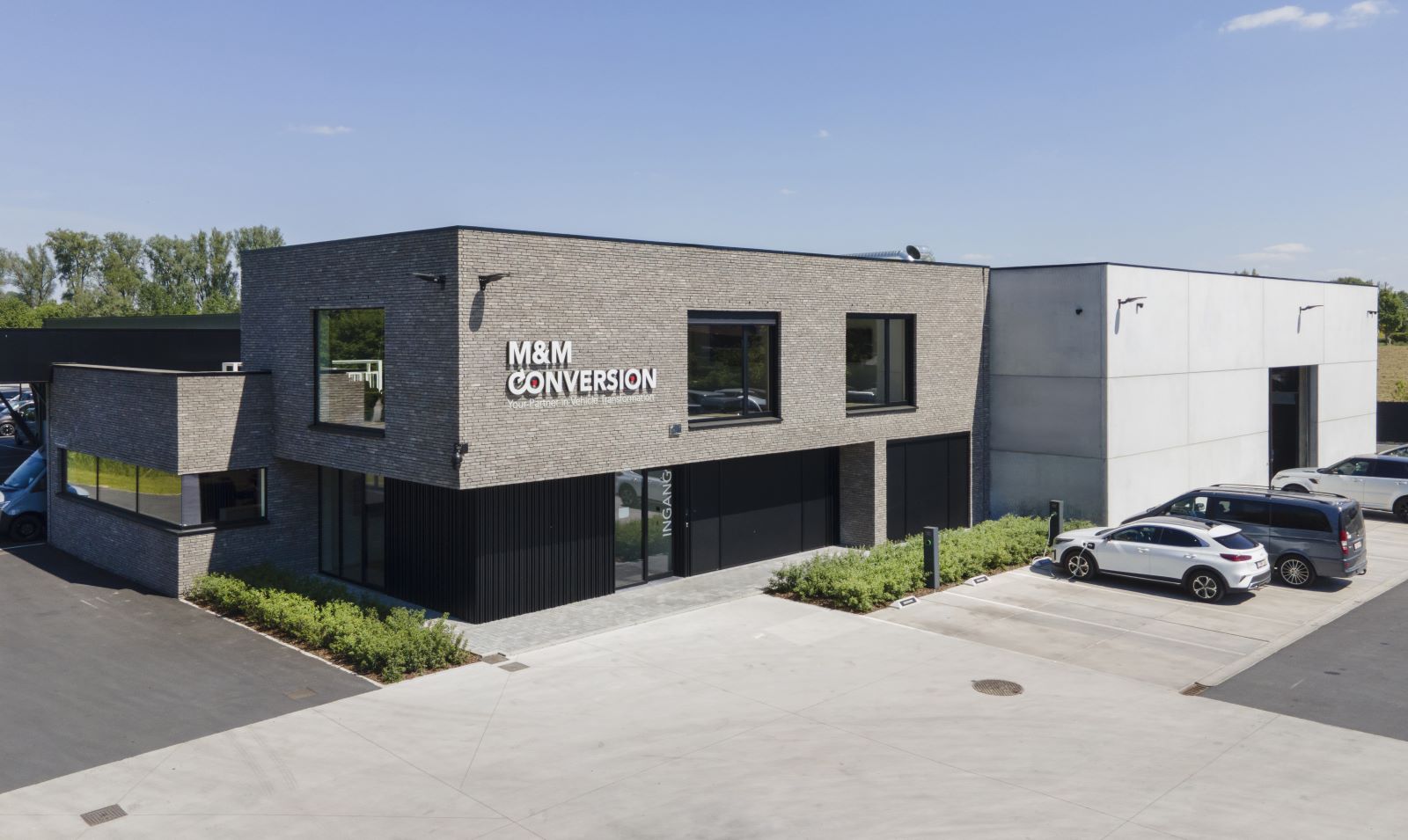 Bedrijfsgebouw met burelen en atelier