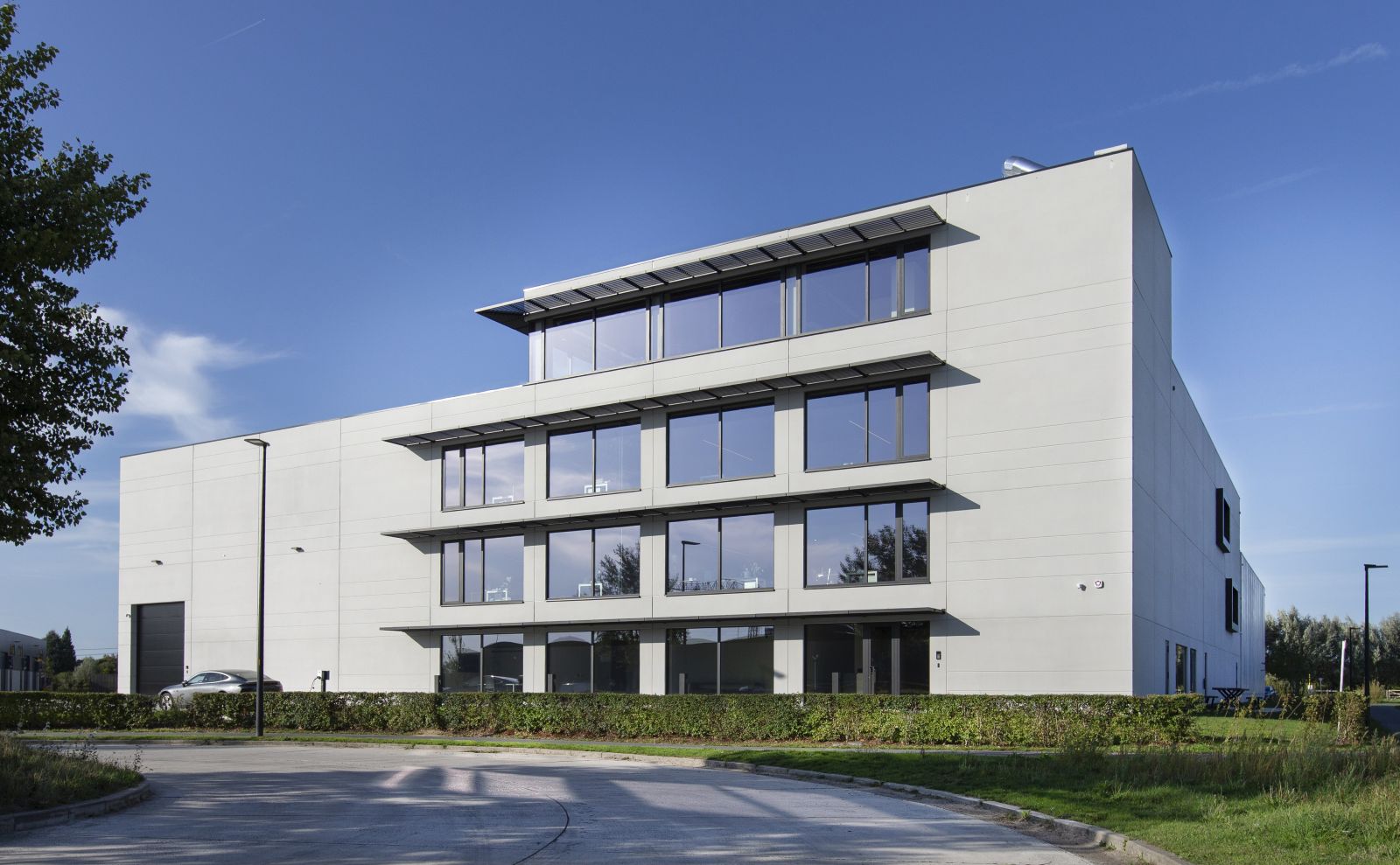 Bedrijfsgebouw met betonstructuur - afwerking gladde betonpanelen