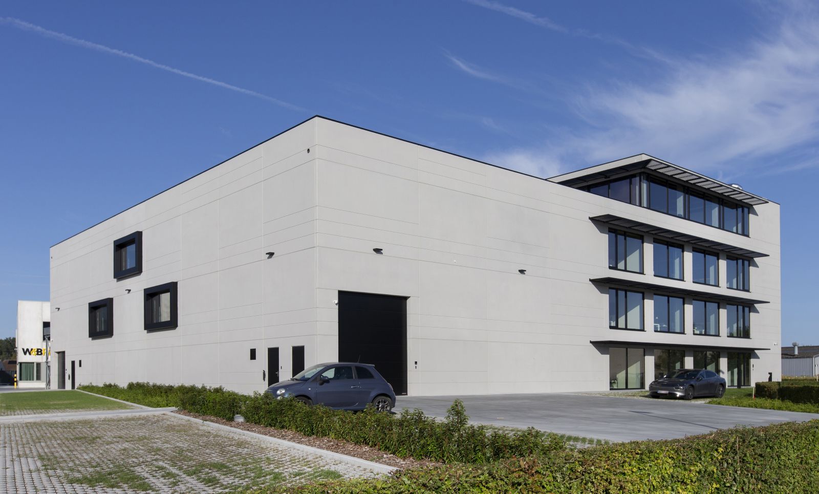Bedrijfsgebouw met betonstructuur – afwerking gladde betonpanelen