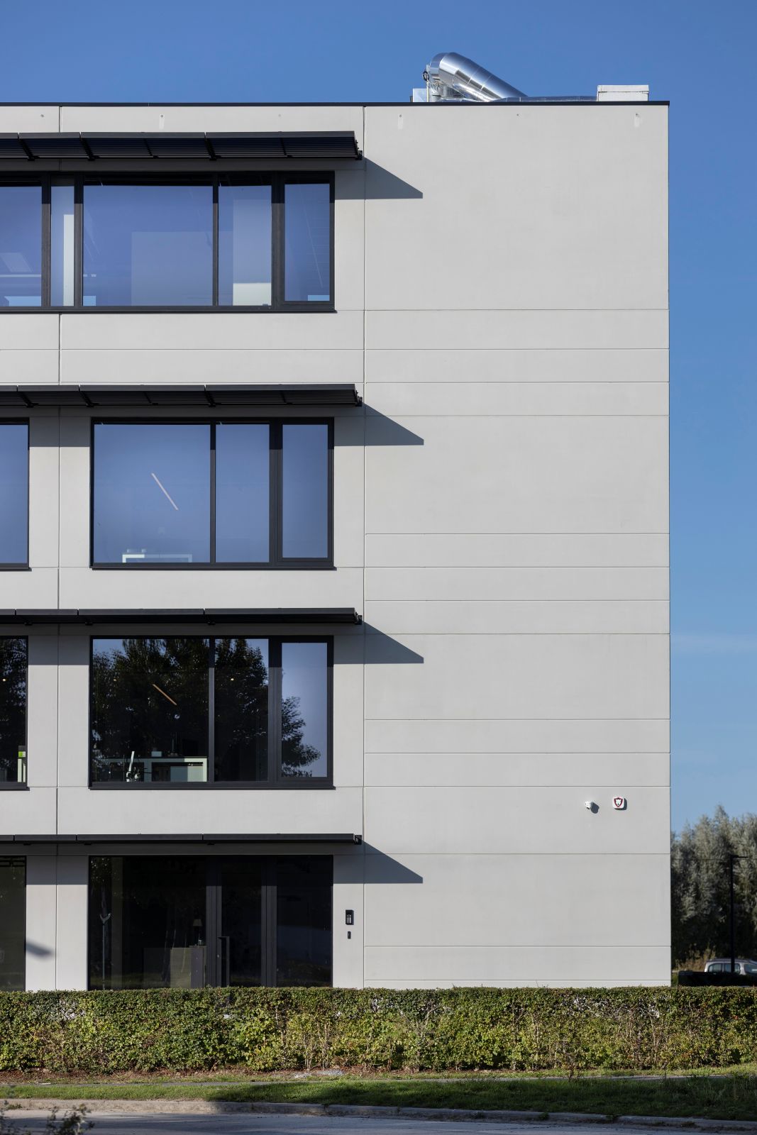 Bedrijfsgebouw met betonstructuur – afwerking gladde betonpanelen