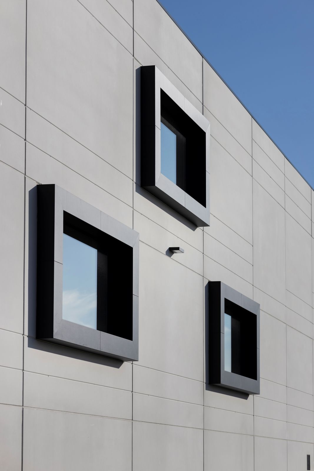 Bedrijfsgebouw met betonstructuur – afwerking gladde betonpanelen