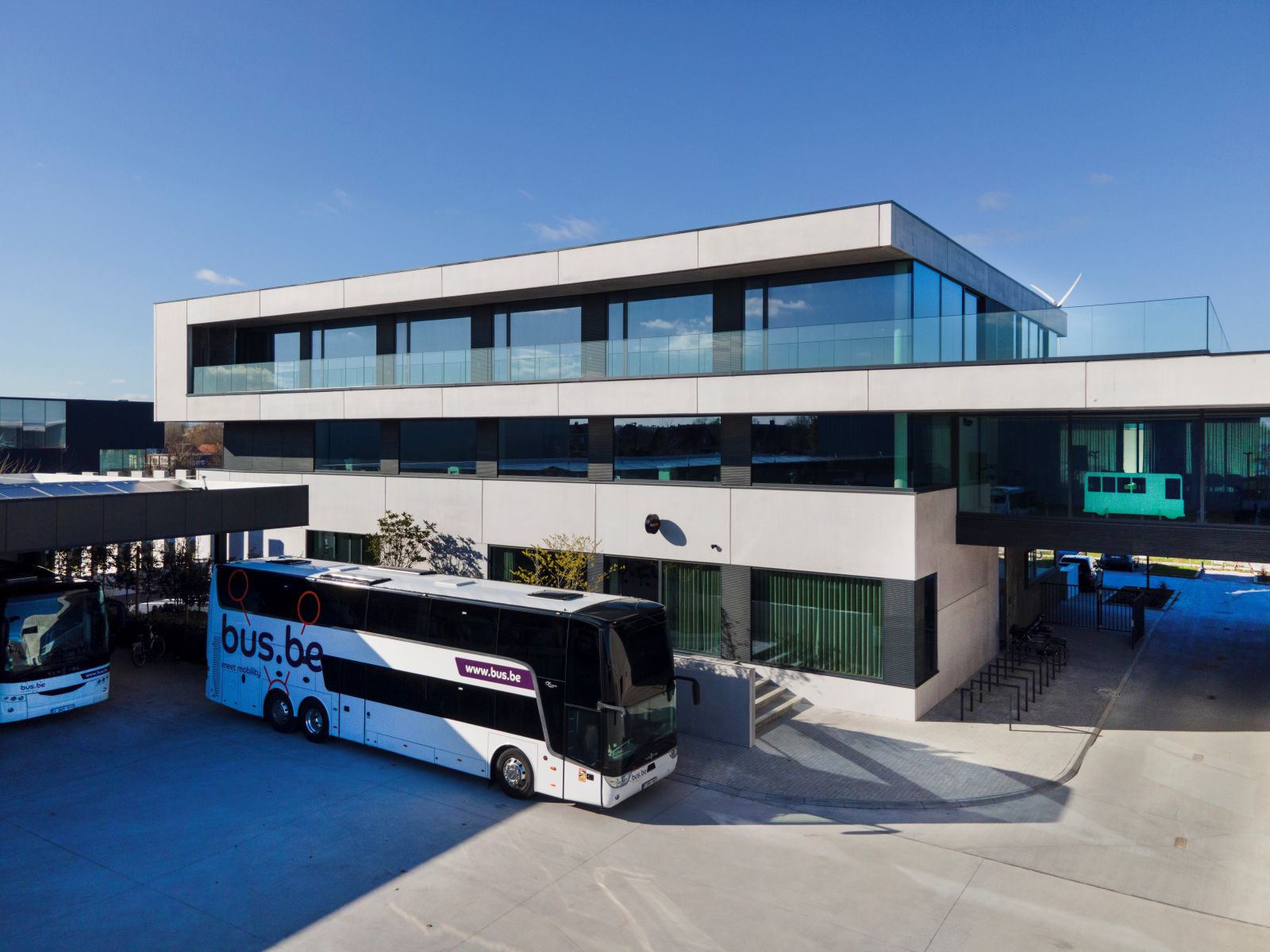 Bedrijfsgebouw met burelen, werkplaats en stelplaats voor bussen