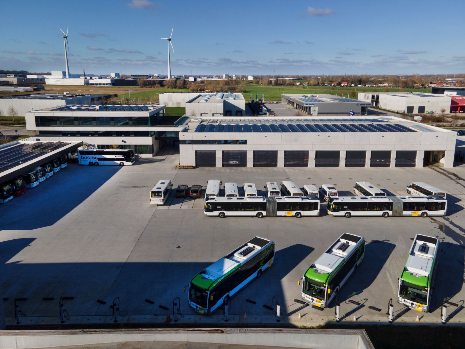 Bedrijfsgebouw met burelen, werkplaats en stelplaats voor bussen