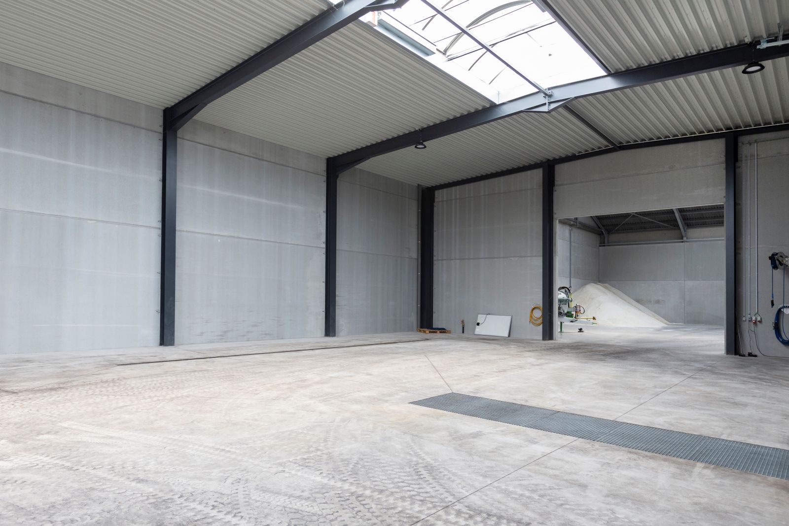 Bedrijfsgebouw metaalconstructie met burelen en opslagplaats