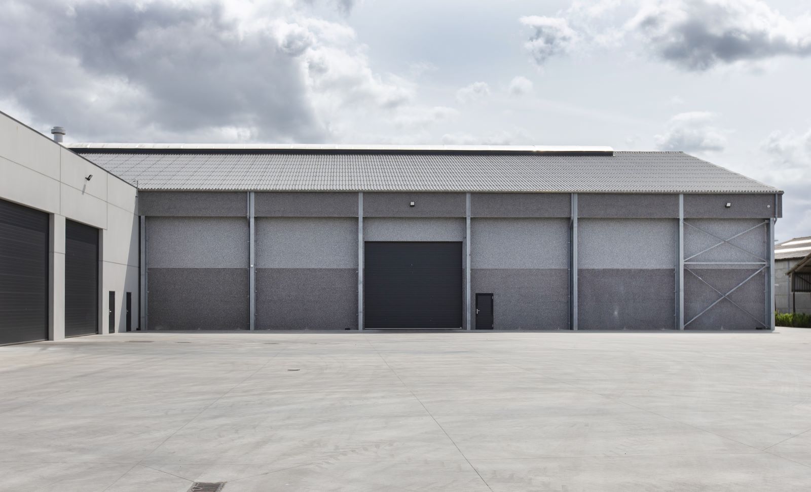 Bedrijfsgebouw metaalconstructie met burelen en opslagplaats